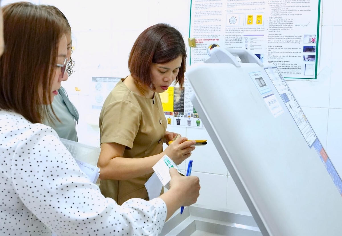 Đoàn công tác CDC Quảng Ninh giám sát công tác tiếp nhận, bảo quản và cấp phát vaccine sau sắp xếp trạm y tế.