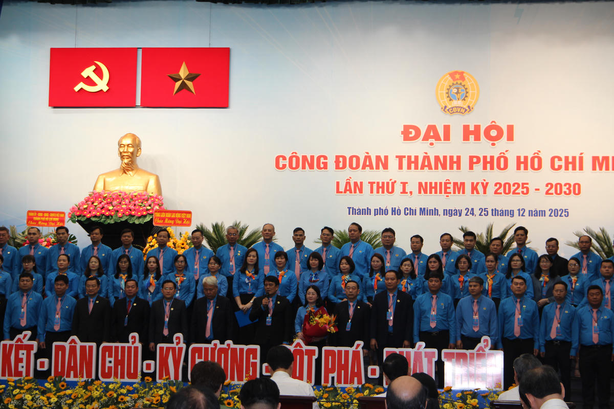 Lãnh đạo các cơ quan Trung ương và TP Hồ Chí Minh chứng kiến lễ ra mắt Ban Chấp hành LĐLĐ thành phố nhiệm kỳ mới. Ảnh: Q.Đ.