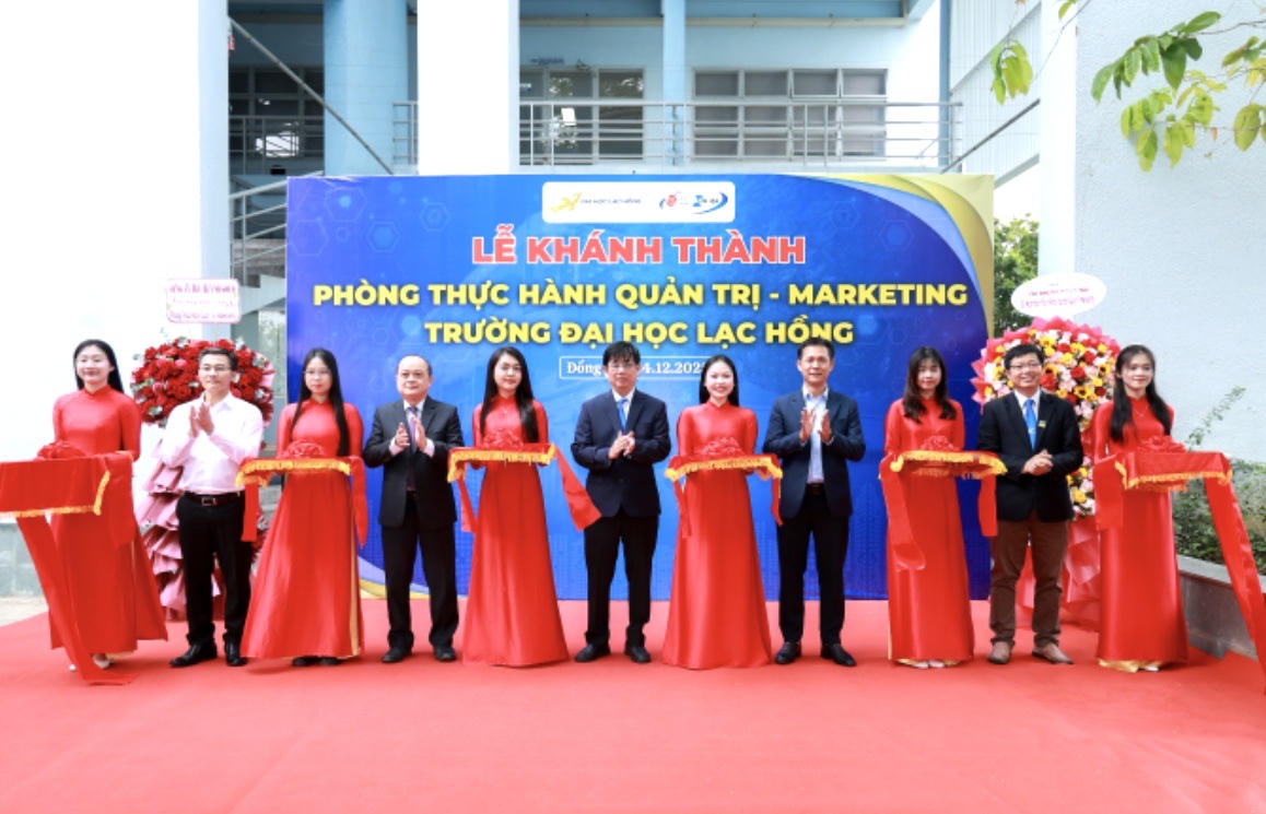 Đại diện Trường Đại học Lạc Hồng cùng các đại biểu cắt băng khánh thành Phòng thực hành Quảng trị - Marketing, ngày 24/12/2025. Ảnh: N.L