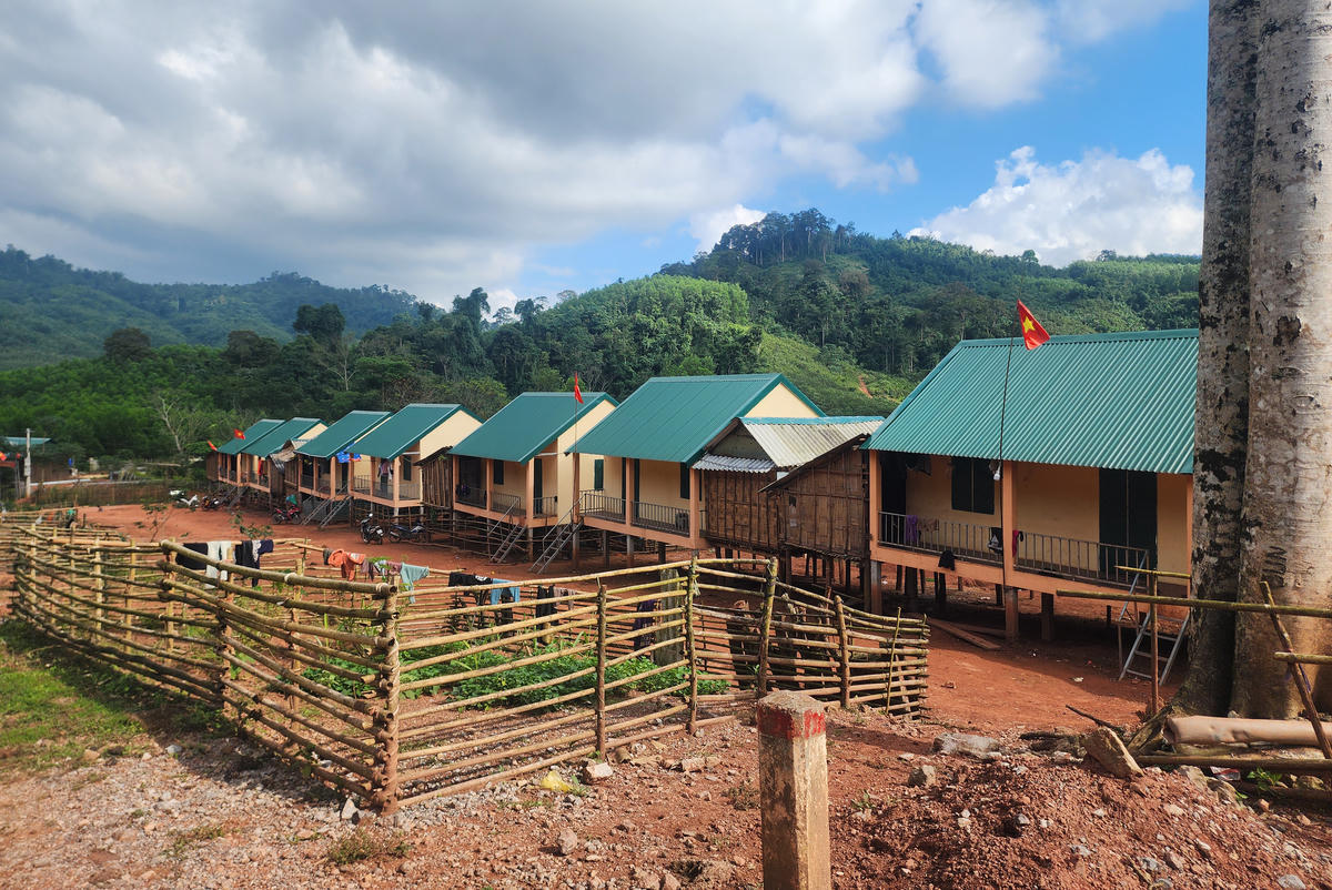 Những ngôi nhà mới, đàn gia súc, tiếng loa truyền thanh vang giữa đại ngàn là minh chứng sinh động cho hiệu quả của giảm nghèo về thông tin.