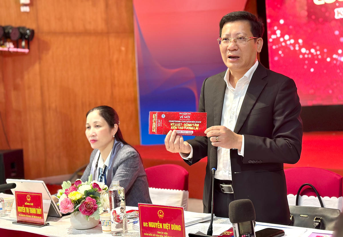 Ông Nguyễn Việt Dũng, Giám đốc Sở Văn hóa, Thể thao và Du lịch tỉnh Quảng Ninh giới thiệu tấm vé concert “Kỷ luật - Đồng tâm, kiến tạo tương lai”.