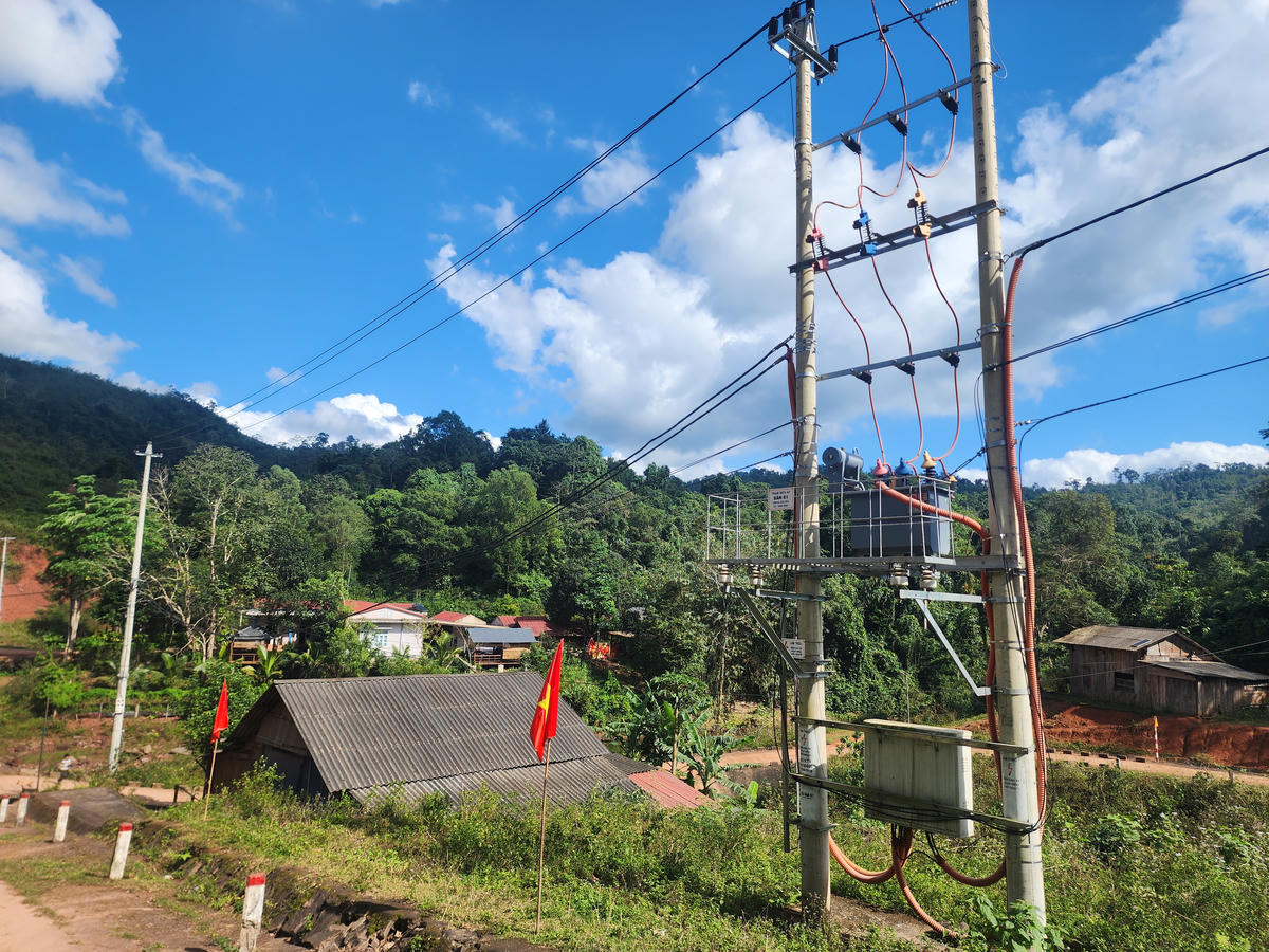 Song hành với truyền thông là đầu tư hạ tầng thông tin. Các trạm BTS, điện lưới được đưa về bản xa; chuyển đổi số được đẩy mạnh ở cấp xã; phong trào “Bình dân học vụ số” giúp người dân từng bước làm quen với công nghệ. 
