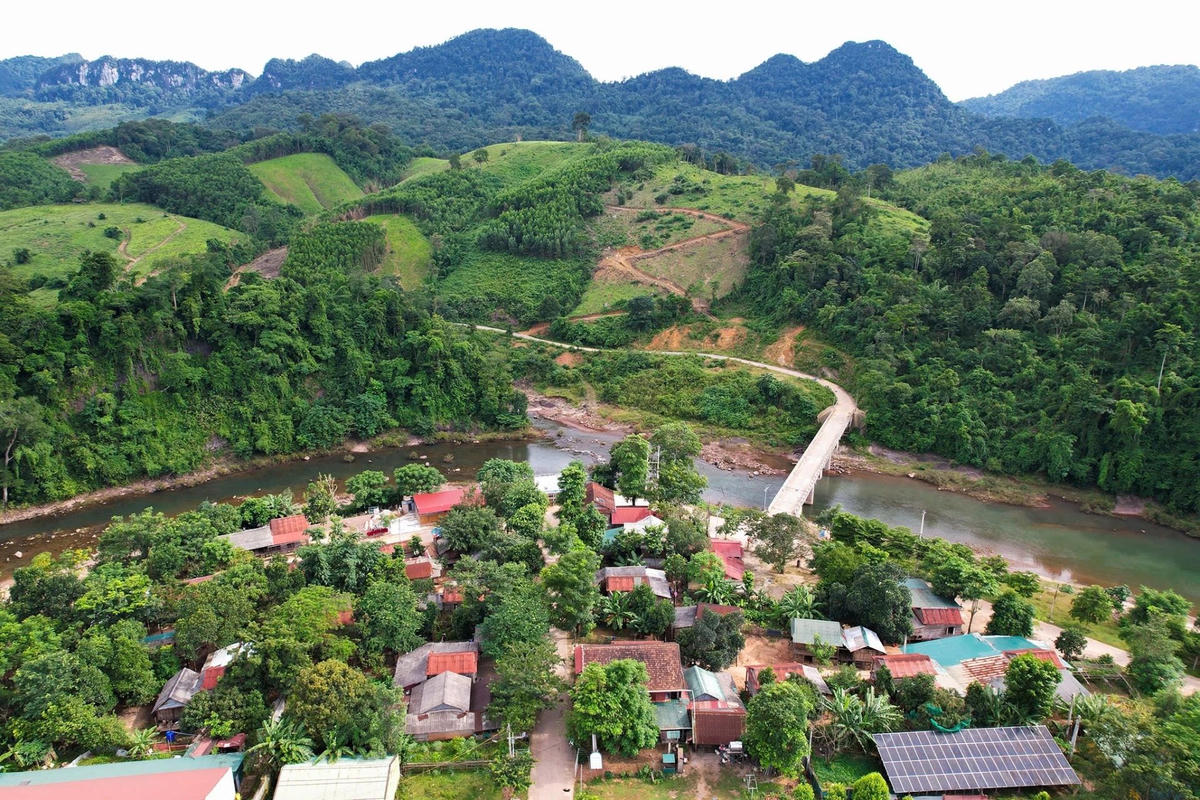 Ở giữa đại ngàn Trường Sơn, trong vùng lõi của VQG Phong Nha – Kẻ Bàng, Thượng Trạch là xã miền núi biên giới, có diện tích đất tự nhiên hơn 109.557 ha (lớn thứ nhì cả nước). (Trong ảnh, một góc xã Thượng Trạch hôm nay).  . 