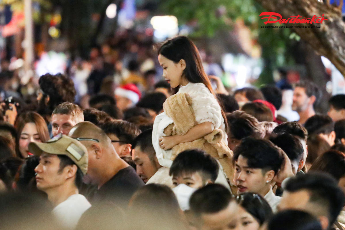 Càng về khuya, lượng người đổ về Nhà Thờ lớn để chờ đợi ngày Chúa ra đời càng đông đúc.