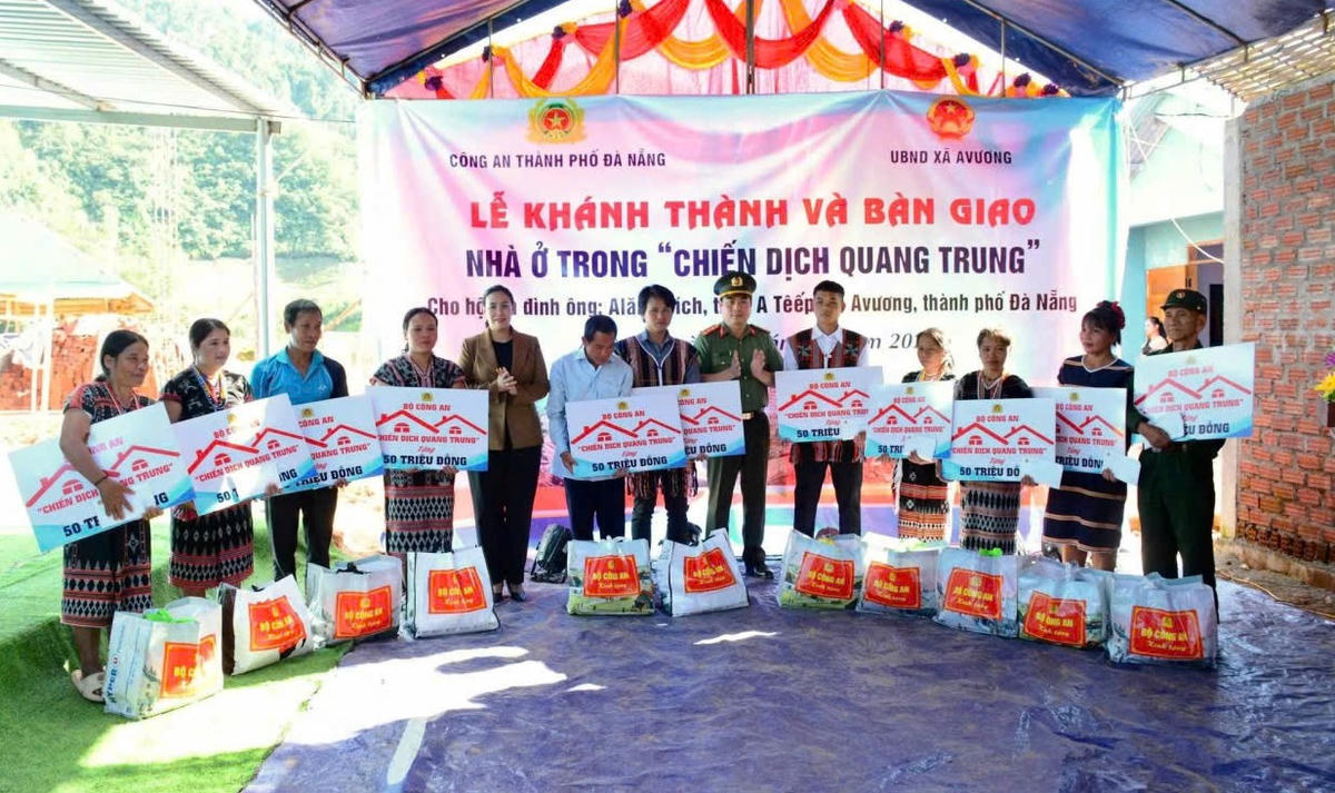 Lực lượng Công an TP Đà Nẵng bàn giao nhà cho người dân xã A Vương. Ảnh: CV.