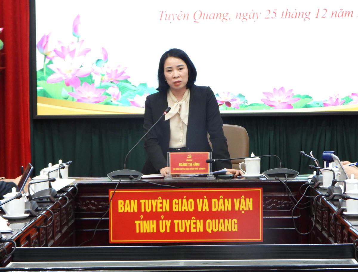 Bà Hoàng Thị Hằng - Phó trưởng Ban Tuyên giáo và Dân vận Tỉnh ủy Tuyên Quang chủ trì hội nghị. Ảnh: Đ.S.