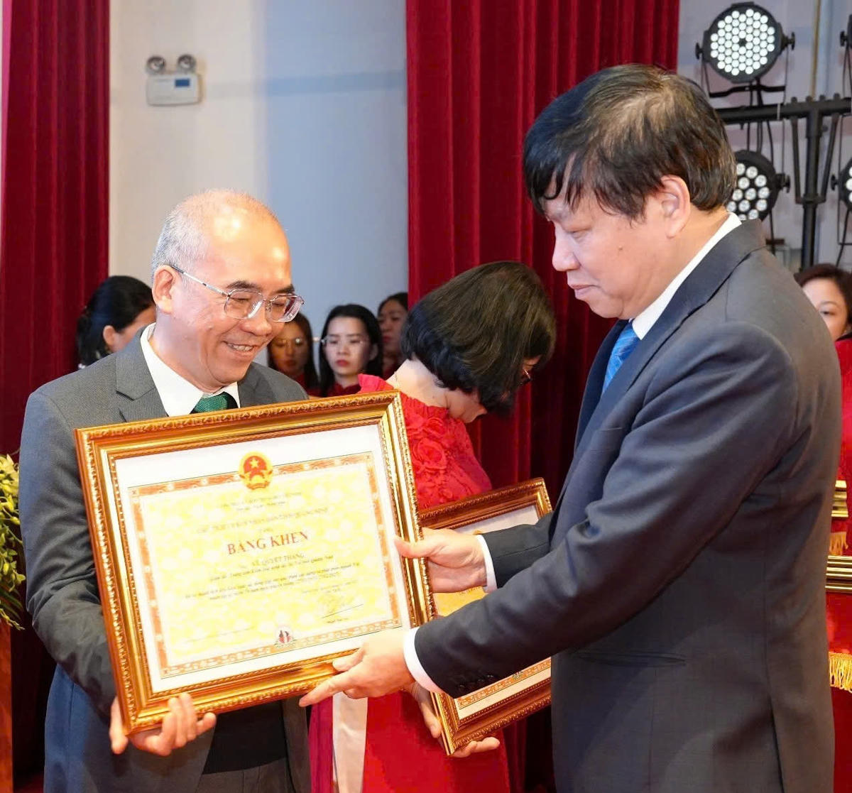 Tiến sĩ, Bác sĩ Vũ Quyết Thắng, Giám đốc CDC Quảng Ninh nhận Bằng khen của UBND tỉnh vì đã có thành tích tiêu biểu xuất sắc đóng góp vào quá trình xây dựng và phát triển ngành Y tế nhân dịp kỷ niệm 70 năm Ngày Thầy thuốc Việt Nam.