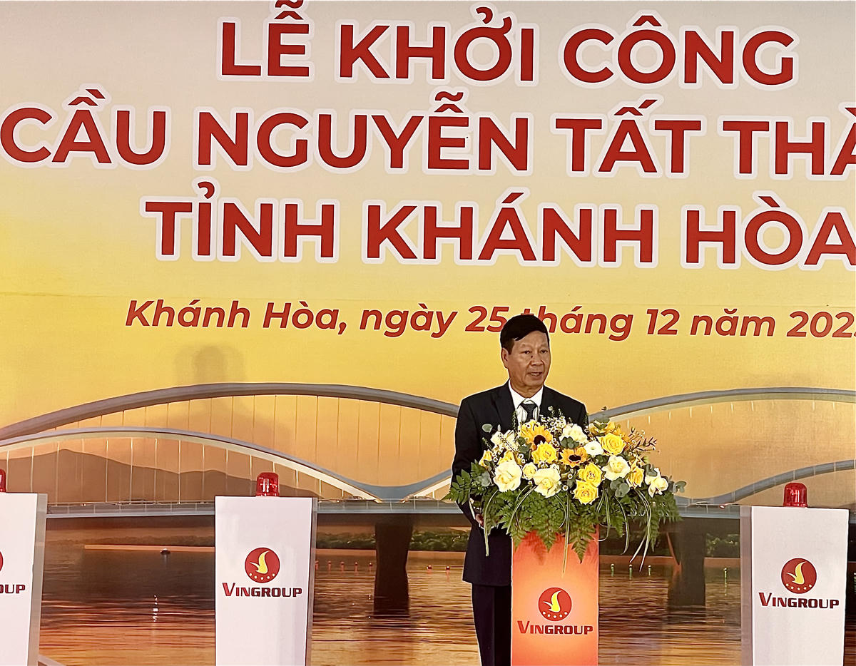 Ông Lê Khắc Hiệp - Phó Chủ tịch Tập đoàn Vingroup. đang phat biểu tại lễ khỏi công câu Nguyễn Tất Thành tại Khánh Hòa. (ảnh Thùy Trang)