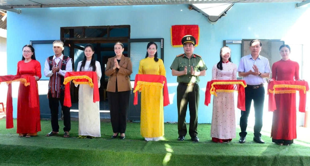 Các đại biểu thực hiện nghi thực khánh thành, bàn giao nhà người dân xã A Vương. Ảnh: CV.