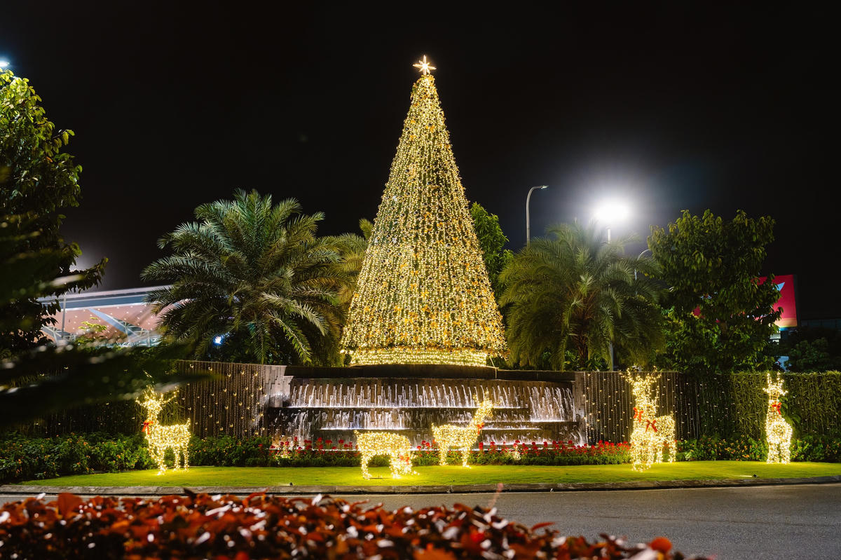Trang trí mô hình ánh sáng cây thông và đàn tuần lộc tại lối vào sân bay đường Nguyễn Văn Linh tạo điểm nhấn. Ảnh: Nguyễn Tú.&nbsp;