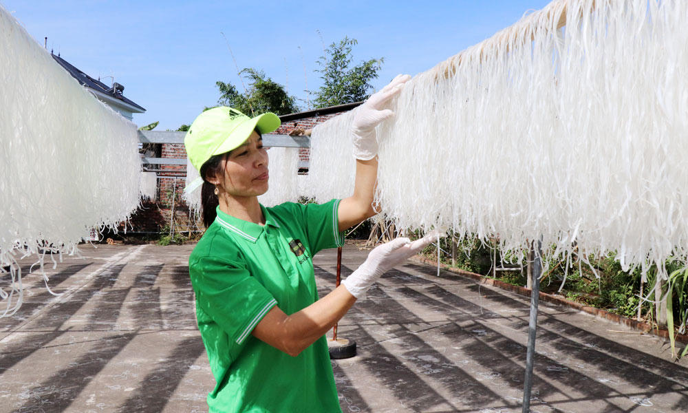 Hợp tác xã Sản xuất, tiêu thụ mỳ gạo Quế Hằng Châu Sơn đưa sản phẩm lên các sàn thương mại điện tử. Ảnh: BBN