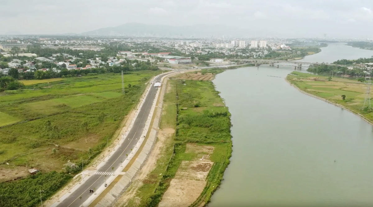 Đường ven sông Tuyên Sơn – Túy Loan rút ngắn khoảng cách từ trung tâm thành phố đến các xã huyện Hòa Vang trước đây. Ảnh: Nguyễn Trí.