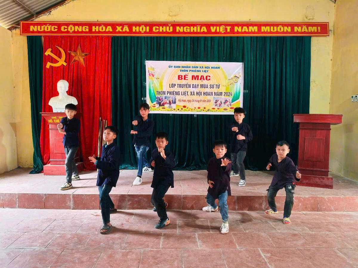 Sôi nổi lớp học múa sư tử mèo.