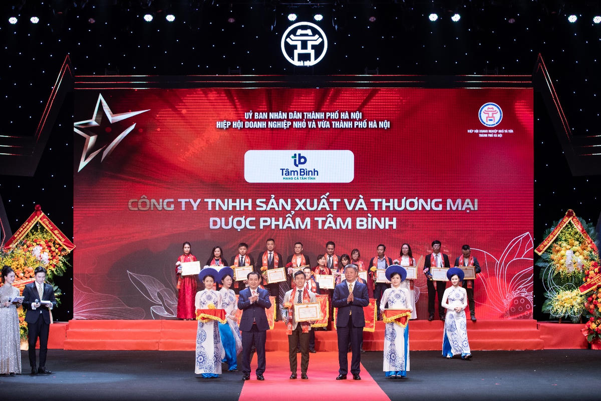 Phó TGĐ Nguyễn Minh Hoàng – đại diện Dược phẩm Tâm Bình nhận Bằng khen của UBND TP Hà Nội