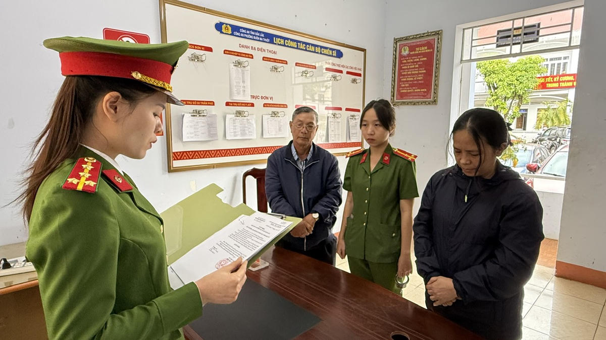 Lực lượng Công an tống đạt quyết định khởi tố bị can và bắt tạm giam Đoàn Uyên Thao. Ảnh: SĐ.