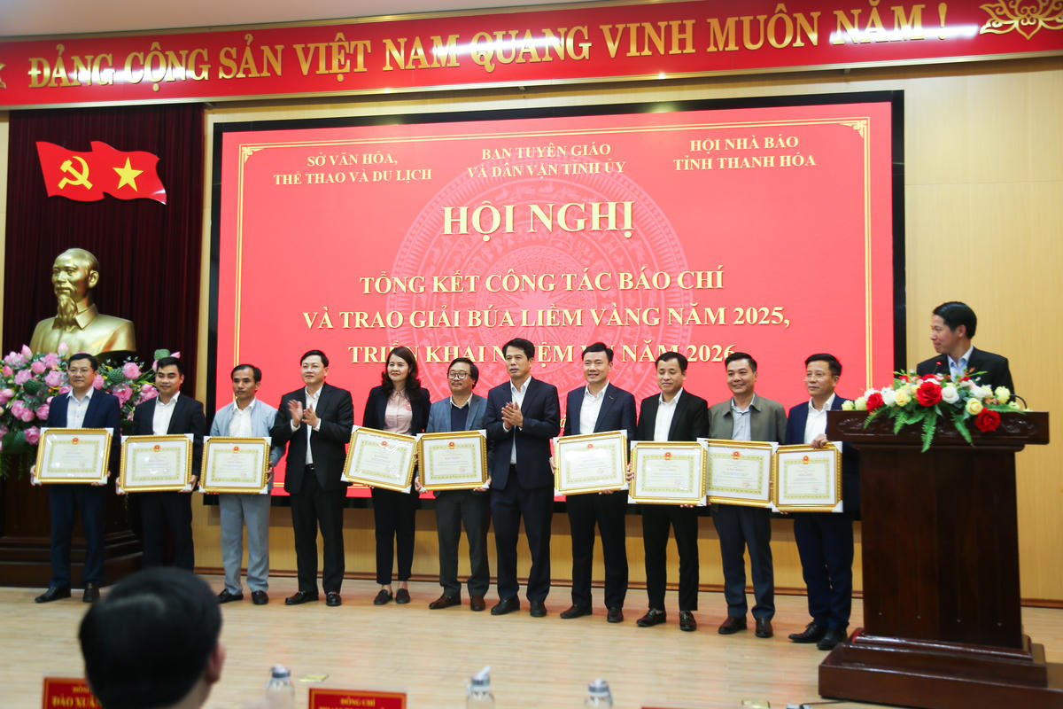 9 tập thể có thành tích xuất sắc trong hoạt động báo chí, xuất bản năm 2025 được nhận bằng khen của Chủ tịch UBND tỉnh. Ảnh: Đình Minh