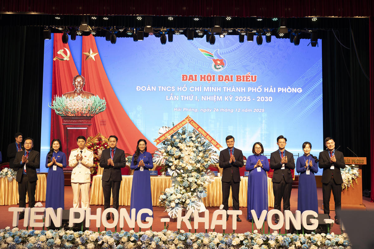  Ông Bùi Quang Huy, Phó Chủ tịch UBTƯ MTTQ Việt Nam, Bí thư thứ nhất Ban Chấp hành Trung ương Đoàn tặng hoa chúc mừng Đại hội. Ảnh: PT. 