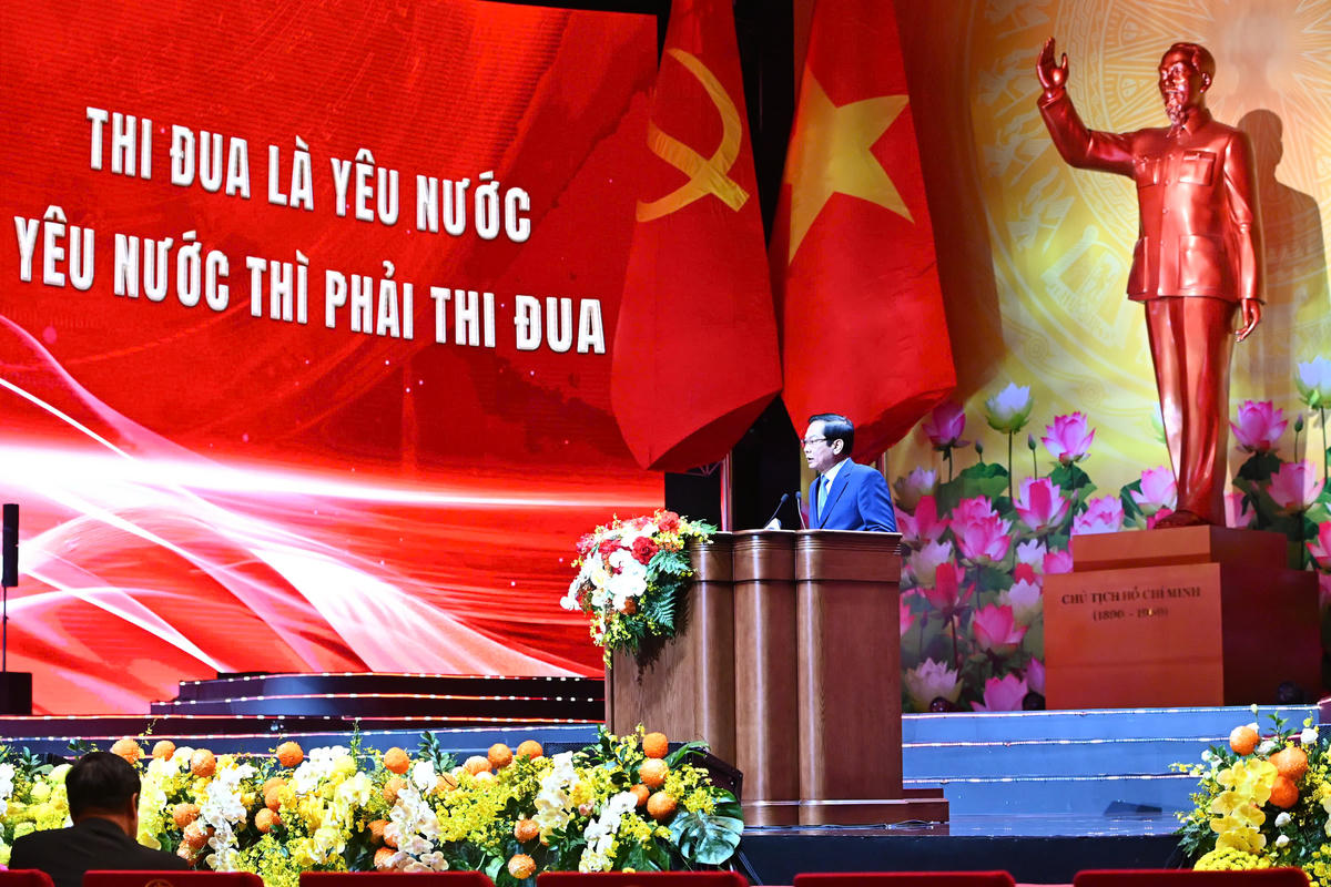 Bộ trưởng Bộ Nội vụ Đỗ Thanh Bình báo cáo về thành phần cơ cấu, chất lượng đại biểu dự Đại hội.