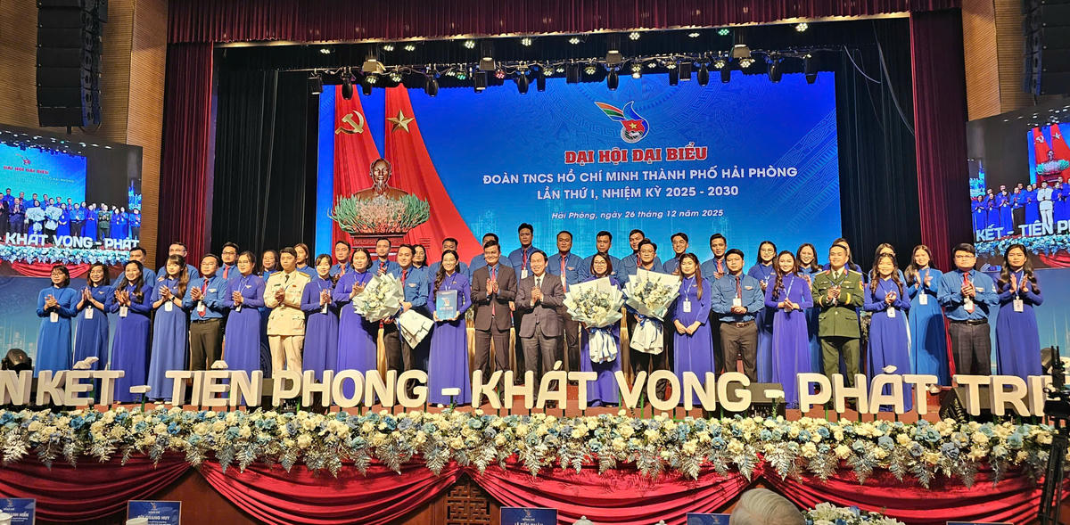 Bí thư Thành uỷ Hải Phòng và Bí thư thứ nhất Ban Chấp hành Trung ương Đoàn chúc mừng Ban Chấp hành Đoàn TNCS Hồ Chí Minh TP Hải Phòng khoá mới. Ảnh: HT. 