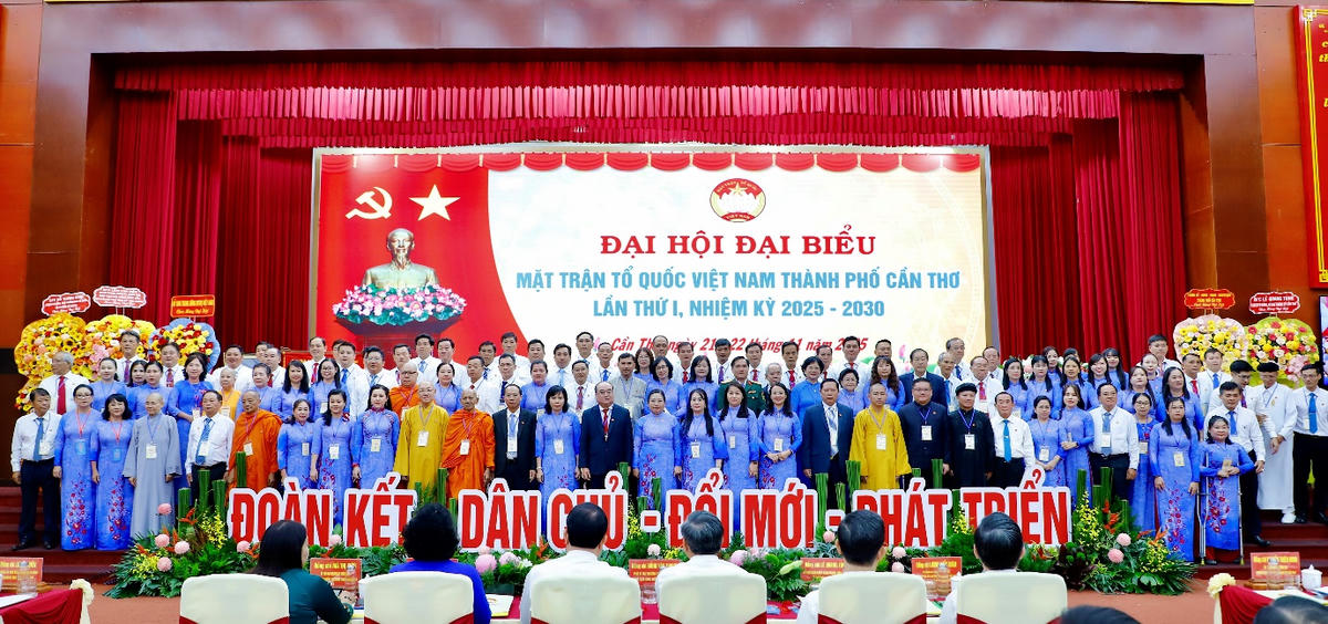 116 Ủy viên Ủy ban MTTQ Việt Nam thành phố Cần Thơ khóa I, 
nhiệm kỳ 2025 – 2030 ra mắt Đại hội. (ảnh: MTTQ).