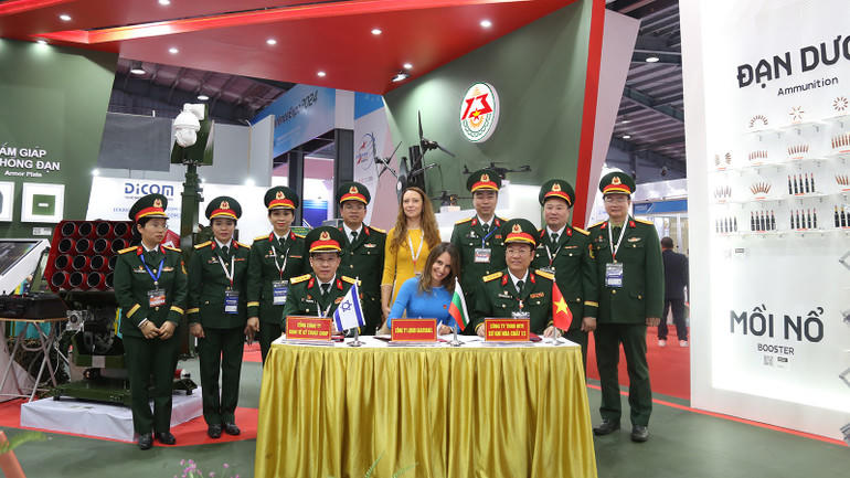 Các sản phẩm của Nhà máy Z113 được đối tác ký kết ngay tại các triển lãm quốc phòng. Ảnh: Đức Thắng