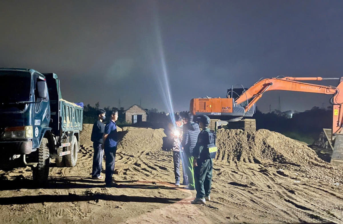 Lực lượng chức năng phát hiện, bắt quả tang hành vi khai thác cát trái phép do đối tượng Nguyễn Chí Tần cầm đầu. Ảnh: CA Gia Lai.