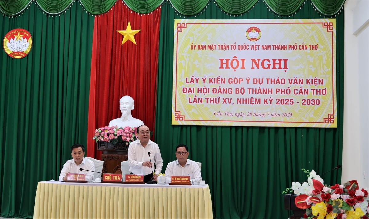 Ông Trần Văn Chính - Phó Chủ tịch Thường trực Ủy ban MTTQ Việt Nam TP Cần Thơ chủ trì hội nghị lấy ý kiến góp ý dự thảo Văn kiện Đại hội đại biểu Đảng bộ thành phố Cần Thơ lần thứ XV, nhiệm kỳ 2025 – 2030.