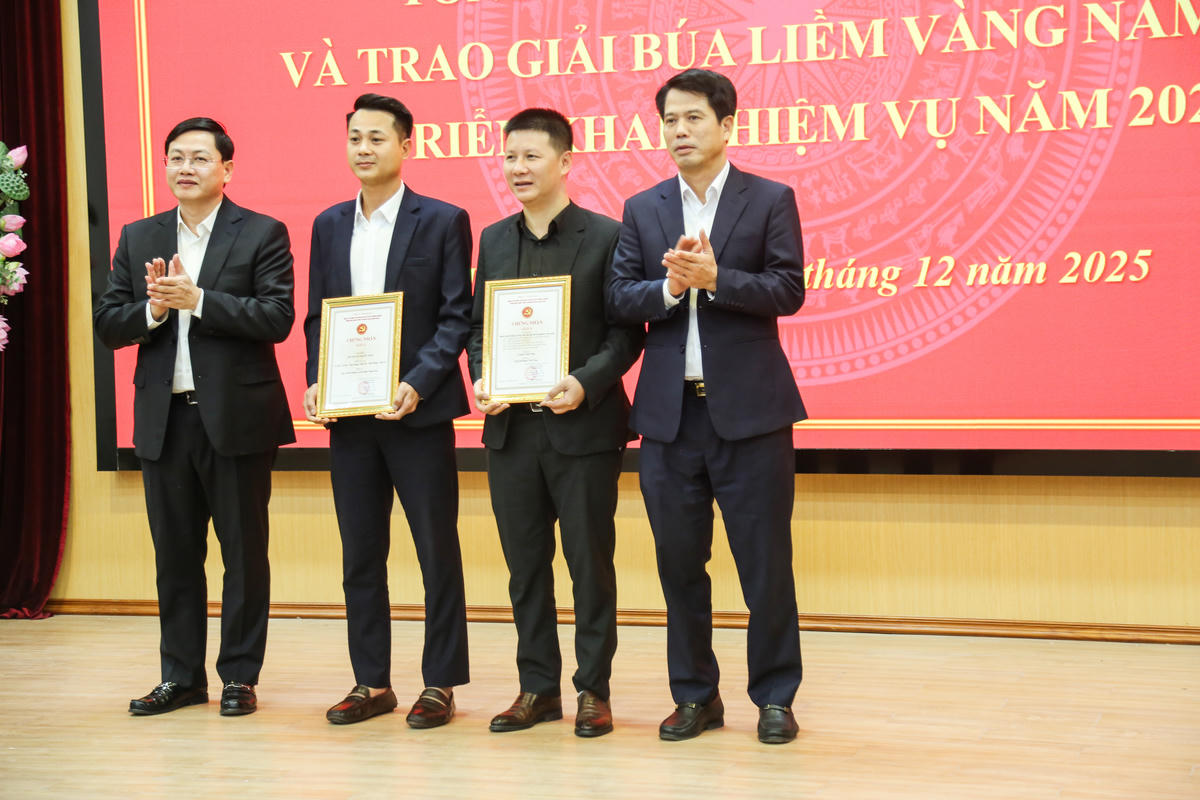 Trưởng Ban Tuyên giáo và Dân vận Tỉnh ủy Đào Xuân Yên và Phó Chủ tịch Thường trực UBND tỉnh Mai Xuân Liêm trao giải A cho các tác giả, nhóm tác đoạt giải giaei búa liềm vàng cấp tỉnh năm 2025. Ảnh: Đình Minh