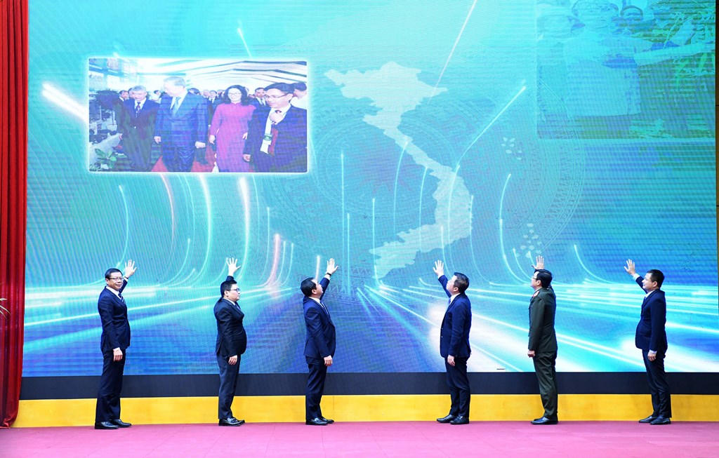 Các đại biểu ấn nút ra a mắt Hệ thống truy xuất nguồn gốc nông sản Việt. Ảnh: NN