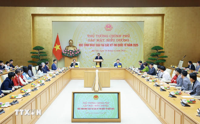 Thủ tướng Phạm Minh Chính gặp mặt, biểu dương học sinh đoạt giải tại các kỳ thi quốc tế năm 2025. (Ảnh: Dương Giang/TTXVN).