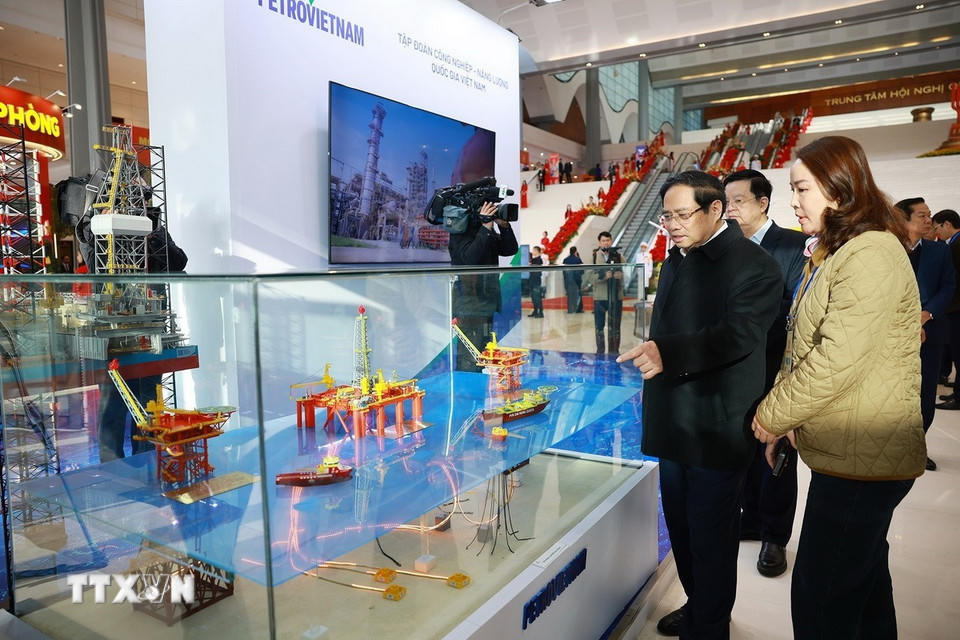 Thủ tướng Phạm Minh Chính kiểm tra khu trưng bày các sản phẩm tiêu biểu. (Ảnh: Dương Giang/TTXVN).