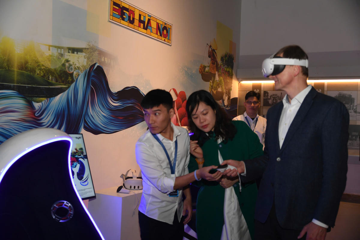 Điểm nhấn của triển lãm là ứng dụng đồng thời nhiều công nghệ tiên tiến như 3D Mapping Immersive, LED Kinetic, Wall Interactive, VR…, giúp người xem trực tiếp tương tác, khám phá các lớp trầm tích văn hóa của Thủ đô. Ảnh: Phạm Sỹ. 