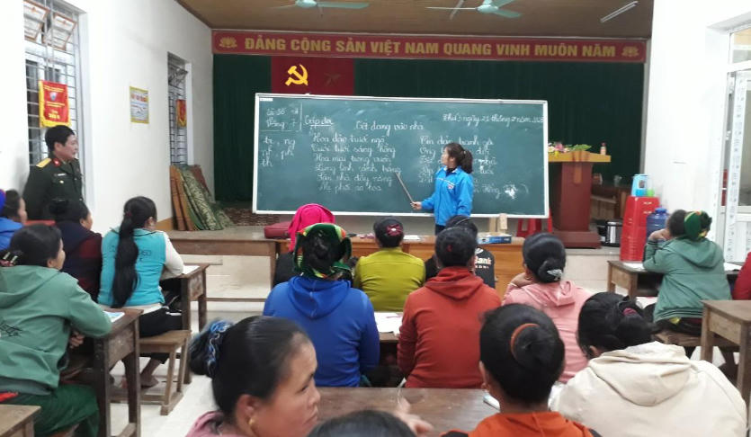 Một lớp học xóa mù chữ trên địa bàn khu Kinh tế – Quốc phòng Kỳ Sơn (Nghệ An). Ảnh: NVCC