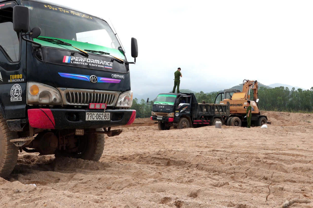 Rất nhiều phương tiện cơ giới được các đối tượng sử dụng để khai thác cát trái phép. Ảnh: CA Gia Lai.