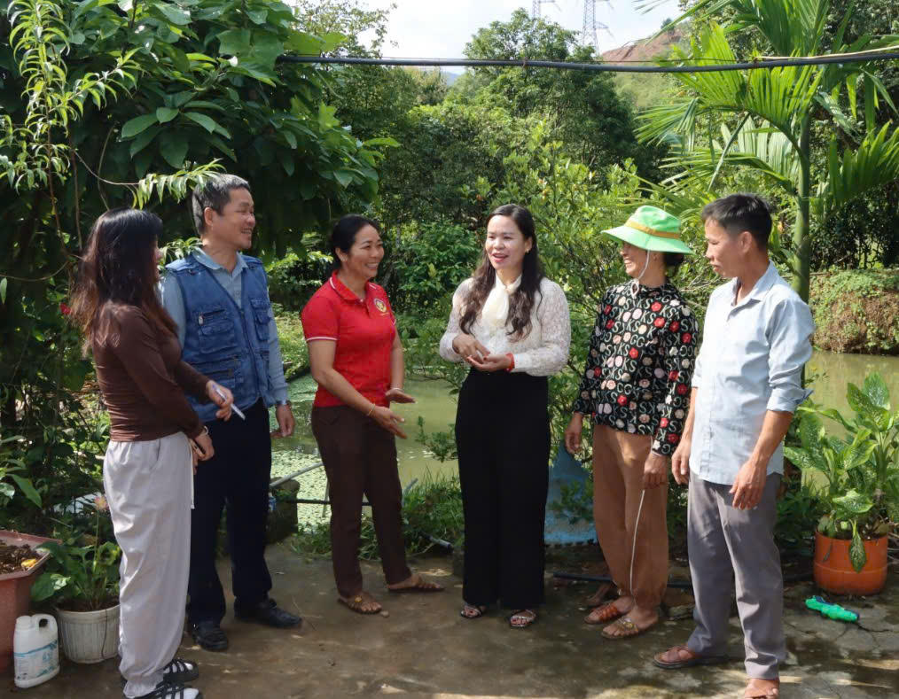 Cán bộ xã Gia Phù tuyên truyền nhân dân bản Lá phát triển kinh tế gia đình. Ảnh: baosonla.vn