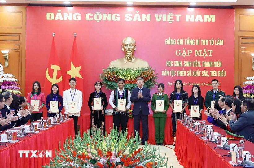 Tổng Bí thư Tô Lâm tặng quà học sinh, sinh viên, thanh niên dân tộc thiểu số xuất sắc, tiêu biểu. (Ảnh: Thống Nhất/TTXVN)