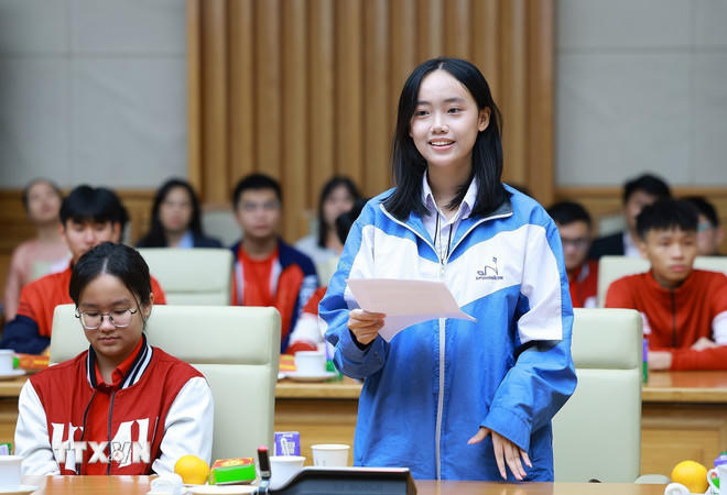 Học sinh Trương Thanh Xuân, lớp 11, Trường Trung học phổ thông Chuyên Bắc Ninh giành huy chương Đồng kỳ thi Olympic Toán quốc tế (IMO) 2025 tại Australia phát biểu. (Ảnh: Dương Giang/TTXVN).