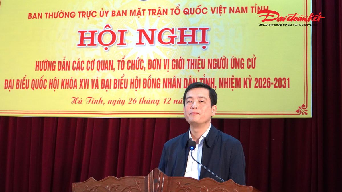 Ông Nguyễn Thành Đồng – Ủy viên Ban Thường vụ Tỉnh ủy, Chủ tịch Ủy ban MTTQ tỉnh, Phó Chủ tịch Ủy ban Bầu cử tỉnh Hà Tĩnh đặt vấn đề tại hội nghị. Ảnh: HN.. 