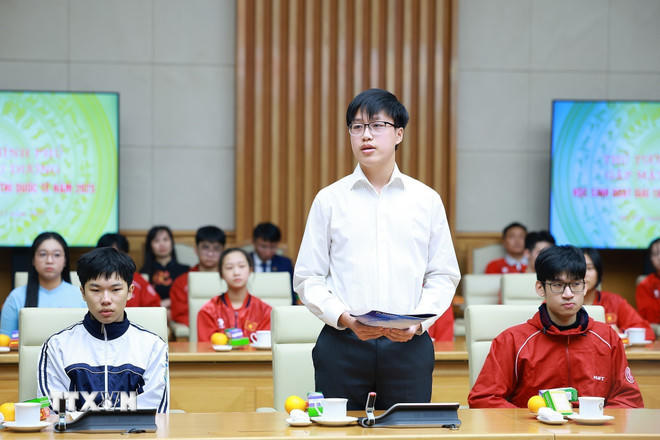 Tài năng trẻ Nguyễn Đức Kiên, học sinh Học viện Âm nhạc Quốc gia, giành giải Nhất cuộc thi Piano quốc tế Fujairah lần thứ 6 tại Các Tiểu vương quốc Arab thống nhất (UAE) phát biểu. (Ảnh: Dương Giang/TTXVN).