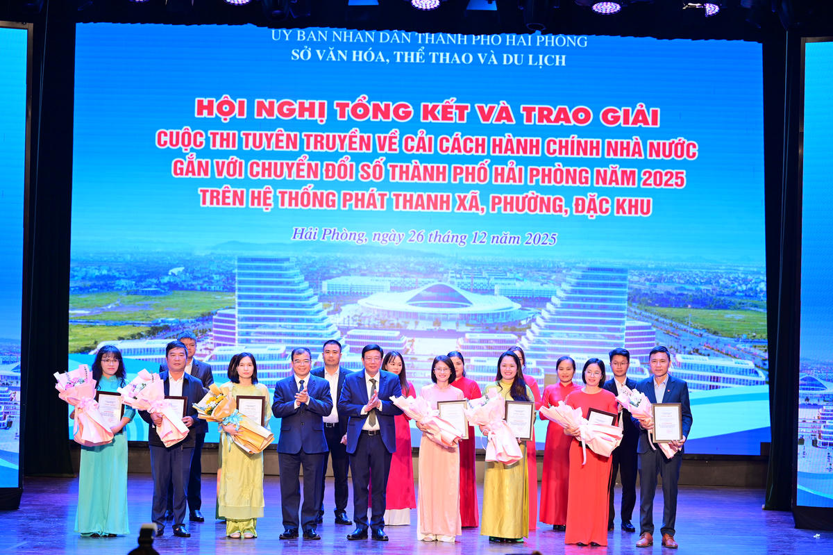 Lãnh đạo TP Hải Phòng trao giải cho các tác phẩm đạt giải Khuyến khích. Ảnh: ĐT.