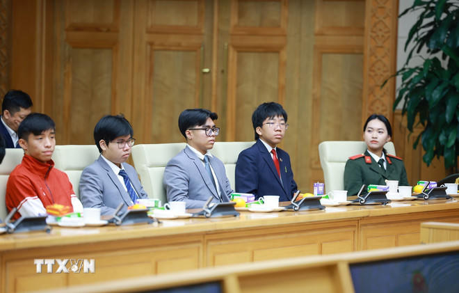 Học sinh đoạt giải tại các kỳ thi quốc tế năm 2025 tham dự buổi gặp. (Ảnh: Dương Giang/TTXVN).