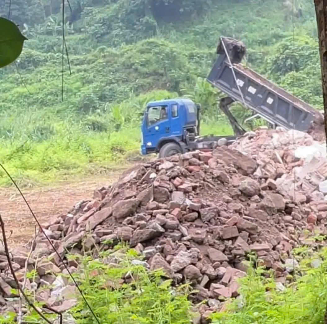 Hơn 360 tấn chất thải xây dựng được Nguyên đổ ra môi trường. Ảnh: Công an tỉnh Lào Cai.