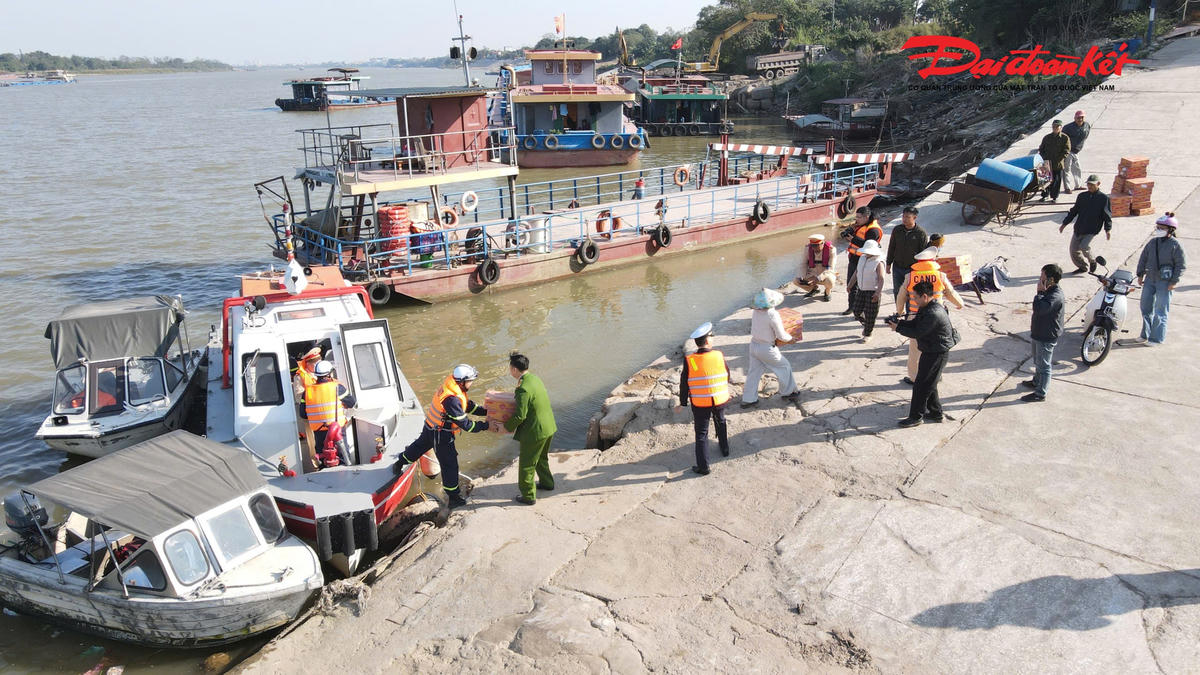 Sáng 26/12, PV Báo Đại đoàn kết theo chân đoàn công tác liên ngành gồm Đội Cảnh sát đường thủy số 2 (Phòng Cảnh sát giao thông Hà Nội), Đội Cảnh sát phòng cháy, chữa cháy và cứu nạn, cứu hộ trên sông (Phòng Cảnh sát PCCC&amp;CNCH Hà Nội), Công an xã Bát Tràng và Cảng vụ Hà Nội đến tuyên truyền, phổ biến pháp luật và trao quà cho bà con xóm vạn chài tại khu vực bến đò Văn Đức.