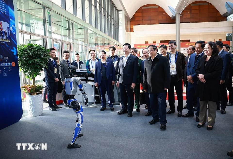Thủ tướng Phạm Minh Chính kiểm tra khu trưng bày các sản phẩm khoa học công nghệ. (Ảnh: Dương Giang/TTXVN).