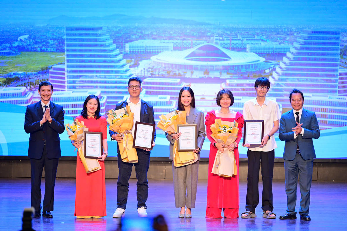 Các tác giả, nhóm tác giả nhận giải C được trao thưởng. Ảnh: ĐT. 