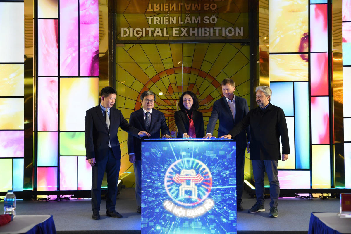 Các đại biểu thực hiện nghi thức khai mạc triển lãm&nbsp;“Hà Nội rạng rỡ - ánh sáng và di sản”. Ảnh: Phạm Sỹ.