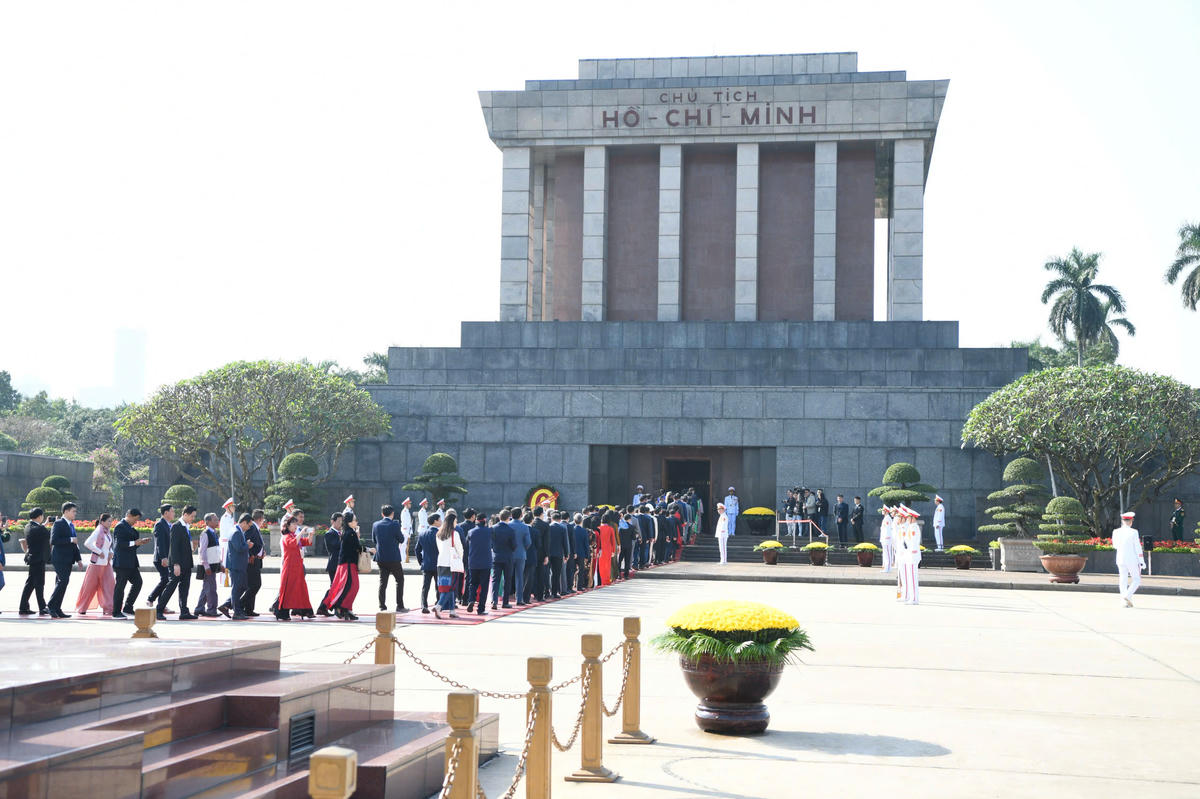 Các đại biểu vào Lăng viếng Chủ tịch Hồ Chí Minh