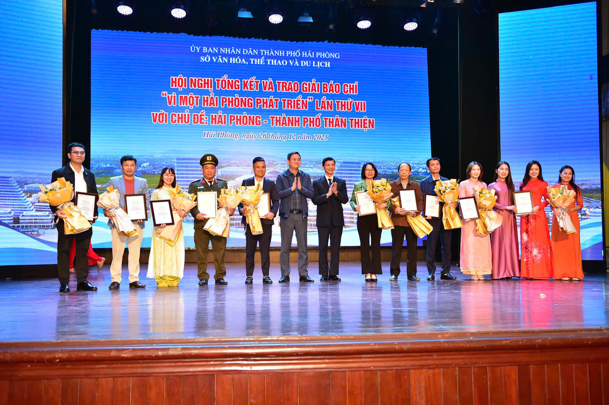 Đại diện Ban tổ chức trao thưởng cho các tác giả, nhóm tác giả nhận giải Khuyến khích. Ảnh: ĐT. 