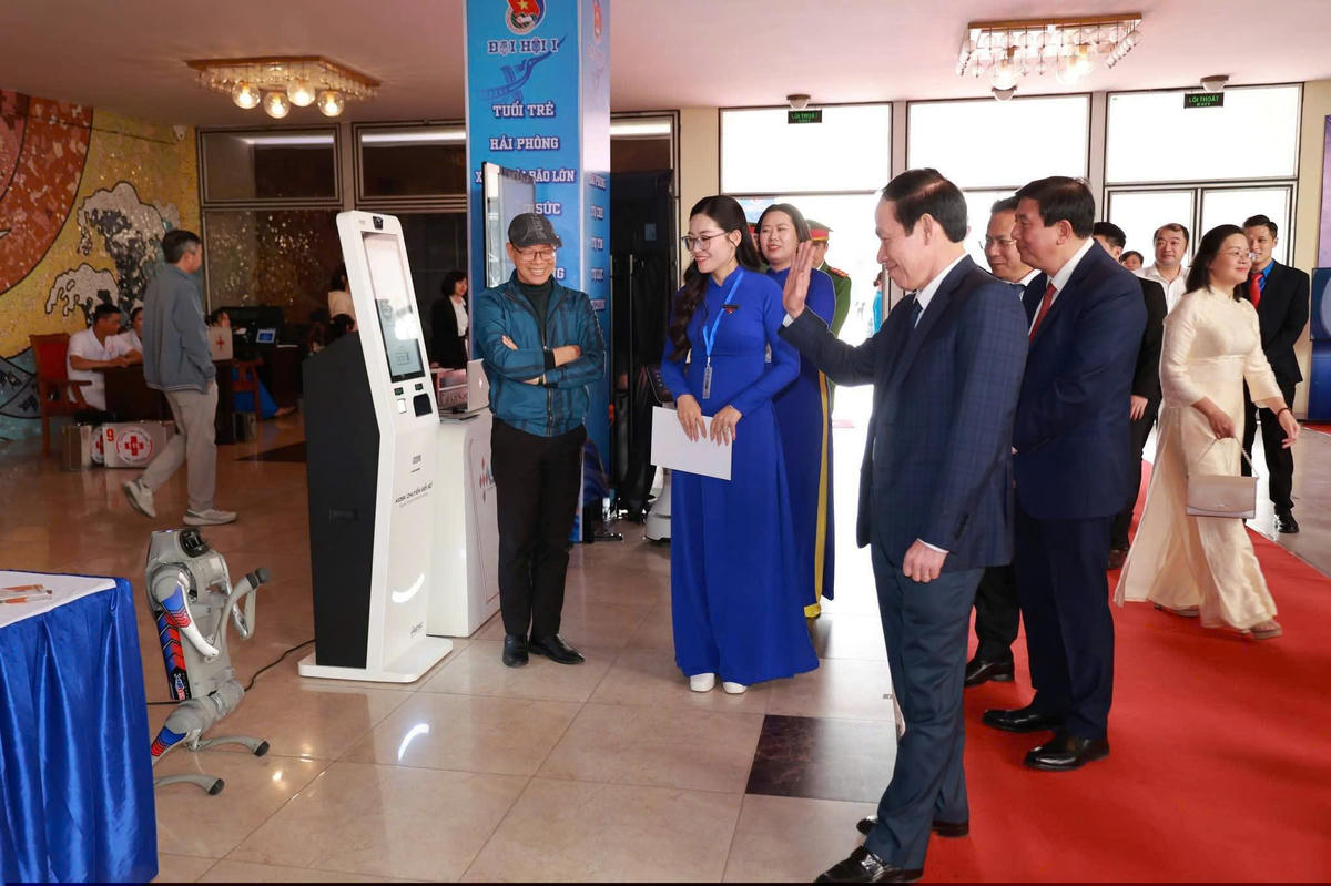 Bí thư Thành uỷ Hải Phòng Lê Tiến Châu tham quan gian hàng trải nghiệm công nghệ số tại Đại hội. Ảnh: BN. 