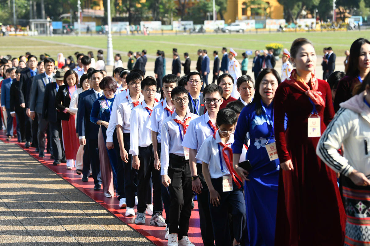 Các đại biểu vào Lăng viếng Chủ tịch Hồ Chí Minh